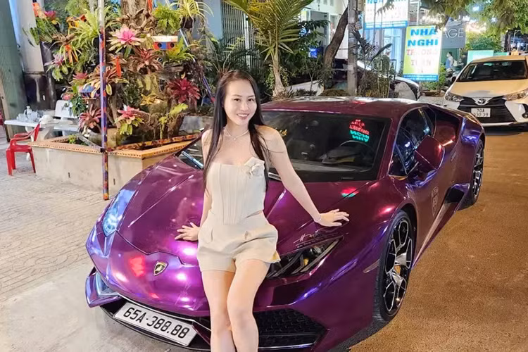 Siêu xe mà còn đi kèm biển đẹp tứ quý thì quá đẳng cấp, được biết dàn xe ôtô của vợ chồng tay chơi Cần Thơ nhà này toàn biển tứ quý, vì thế họ đã không tiếc tiền để mua lại biển 65A-388.88 siêu đẹp, siêu đỉnh để đăng ký cho Lamborghini Huracan LP610-4.
