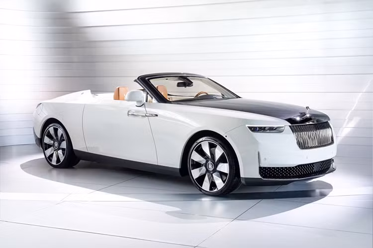 Mức giá xe Rolls-Royce Arcadia Droptail cũng được tiết lộ là 25 triệu bảng Anh (tương đương 779 tỷ đồng), ngang với 2 chiếc Droptail gồm La Rose Noire Droptail và Amethyst Droptail từng ra mắt trước đó.