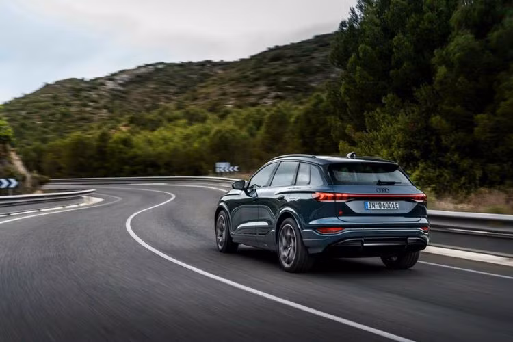 Xe sẽ được mở bán tại Đức vào quý III năm nay, đi kèm mức giá xe Audi Q6 e-tron 2024 dao động từ 74.700 - 93.800 Euro (khoảng 1,9- 2,4 tỷ đồng).
