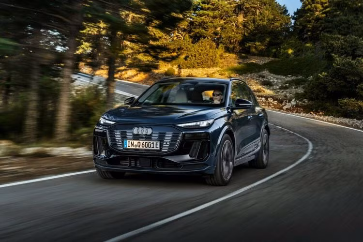 Được đánh giá là mẫu xe đại diện cho bước tiến điện hóa, Audi Q6 e-tron 2024 mới sở hữu rất nhiều công nghệ mới. Trong đó, đáng chú ý là cụm đèn chiếu sáng ban ngày và đèn hậu được trang bị công nghệ Digital Light.