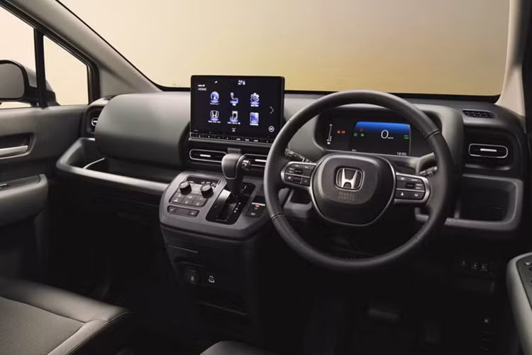 Hiện tại, mẫu xe Freed được định vị nằm giữa chiếc Hatchback Fit nhỏ hơn và chiếc SUV Vezel trong dòng sản phẩm tại Nhật Bản của Honda. Khoang nội thất của Freed có cấu hình 6 chỗ ngồi quen thuộc bao gồm hàng ghế thứ ba lật lên được làm nhẹ hơn và dễ thao tác hơn.
