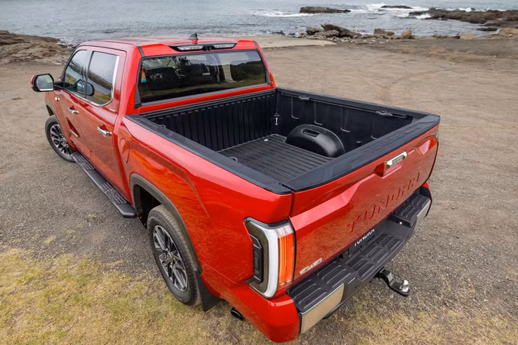 Mẫu xe bán tải Toyota Tundra 2025 cũng có nhiều trang bị tiện nghi khác bao gồm màn hình thông tin giải trí 14 inch, cụm đồng hồ kỹ thuật số 12,3 inch và hệ thống âm thanh JBL 12 loa. Tất cả các mẫu Tundra được bán tại địa phương đều bao gồm chế độ bảo hành tiêu chuẩn 5 năm, không giới hạn số kilometer của Toyota.
