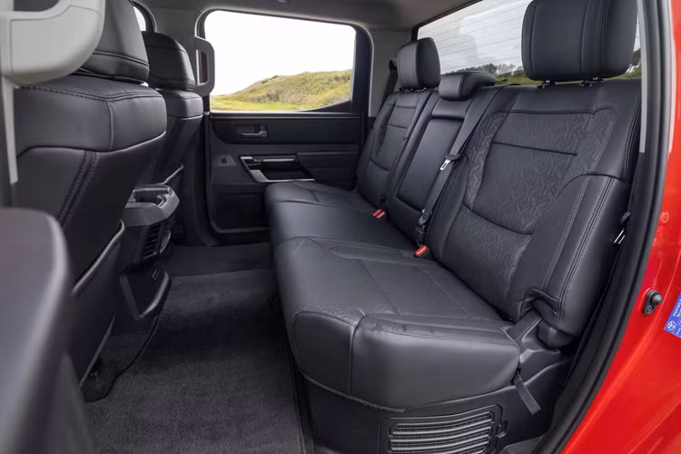 Việc chuyển đổi Tundra sang tay lái nghịch RHD là một quá trình phức tạp và đòi hỏi mỗi chiếc xe phải được tháo rời khỏi khung xe và sau đó được chế tạo lại. Chính điều này là nguyên nhân của việc giá bán của mẫu xe này cao hơn đáng kể so với mức giá bán tại thị trường Mỹ.