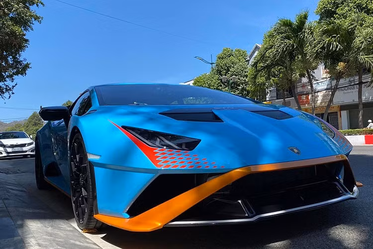 Lamborghini Huracan STO tăng tốc từ vị trí xuất phát lên 100 km/h chỉ trong thời gian 3 giây, trước khi lao đến tốc độ tối đa là 310 km/h. Tại Việt Nam, siêu xe Lamborghini Huracan STO đầu tiên được nhập về với giá bán trên 30 tỷ đồng.