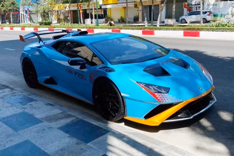 Ngoài ra, dòng xe Huracan STO còn có vô lăng hoàn toàn mới sẽ đi kèm 3 trang bị lái bao gồm STO dành cho lái xe trên đường, Trofeo tập trung vào việc cung cấp cho người lái tất cả hiệu suất bạn cần cho thời gian vòng đua nhanh chóng và Pioggia sẽ giúp chủ nhân tối ưu hóa cho hệ thống kiểm soát lực kéo, mô-men xoắn và ABS khi di chuyển dưới trời mưa.