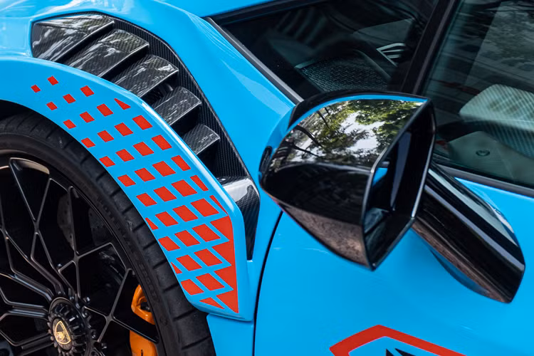 Chiếc xe Lamborghini Huracan STO này có màu sơn xanh Blu Laufey cùng điểm nhấn là các sọc màu cam và đen chạy xuyên suốt đầu xe, cản va trước. So với phiên bản tiêu chuẩn, Lamborghini Huracan STO có ngoại hình sắc cạnh và gần như là 1 chiếc xe đua bước ra đường phố di chuyển.