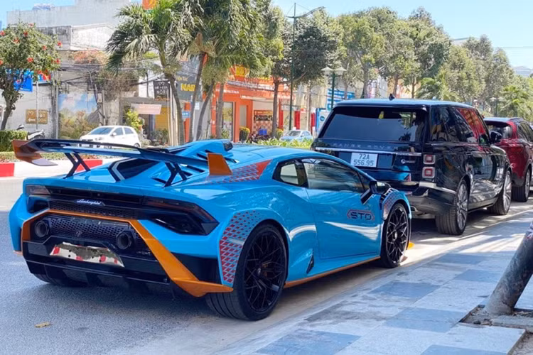 Đây là chiếc xe Lamborghini Huracan thuộc bản Super Trofeo Omologato duy nhất được nhập về Việt Nam, chủ nhân còn sở hữu bộ sưu tập siêu xe rất ấn tượng với McLaren 720S Spider, Porsche 911 GT3 RS và nhiều xe sang, xe siêu sang và SUV khủng khác.