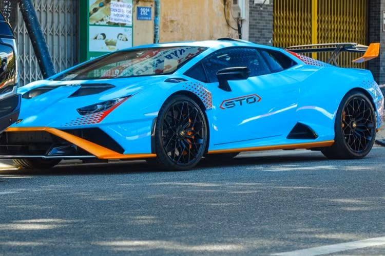 Lamborghini Huracan phiên bản STO sử dụng đến 75% là sợi carbon nên sở hữu trọng lượng chỉ ở mức 1.339 kg, nhẹ hơn Huracan Performante đến 43 kg. Chữ STO là viết tắt của cụm từ Super Trofeo Omologata, ám chỉ 1 siêu xe đua đường phố vừa đẹp, nhanh và lanh lẹ.