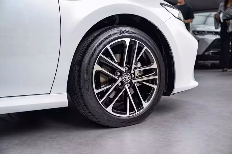 Thay vào đó, Toyota sẽ tăng số lượng phiên bản hybrid của Camry từ 1 lên 2. 2 phiên bản hybrid của mẫu sedan hạng D này được trang bị hệ truyền động hybrid với máy xăng 4 xi-lanh, dung tích 2.5L và mô-tơ điện. Động cơ xăng cho công suất tối đa 186 mã lực và mô-men xoắn cực đại 221 Nm.