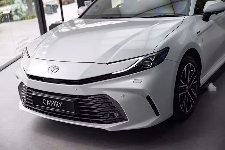 Theo nguồn tin từ đại lý, Toyota Camry 2025 mới sẽ chính thức ra mắt thị trường Việt Nam vào tháng 12 năm nay. Dự kiến, đến tháng 10 năm nay, các đại lý mới bắt đầu nhận cọc cho mẫu xe này. Nhân viên tư vấn bán hàng tại đại lý cho biết Toyota Camry 2025 ở Việt Nam sẽ bị cắt phiên bản máy xăng 2.5Q.