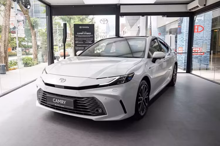 Trong nhiều năm qua, Toyota Camry tại Việt Nam thường xuyên là mẫu sedan hạng trung bán chạy nhất ở thị trường. Do đó, không có gì bất ngờ khi hãng Toyota đã lên kế hoạch ra mắt thế hệ mới của mẫu xe sedan cỡ D này ở nước ta.