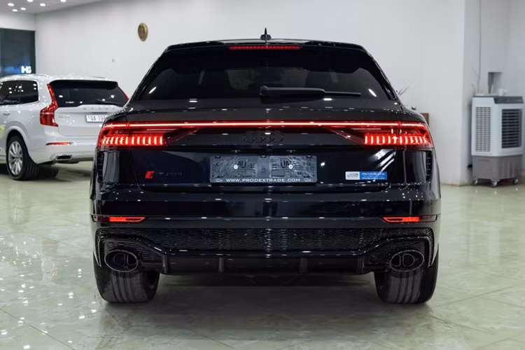 Bên trong, Audi RS Q8 duy nhất tại Việt Nam gây ấn tượng với hệ thống ghế ngồi bọc da nâu Valcona kết hợp các đường chỉ khâu hình tổ ong tinh xảo, xe có nhiều bề mặt được ốp sợi carbon. Ghế ngồi thiết kế ôm người và có logo RS ở tựa lưng, càng tăng thêm vẻ thể thao cho chiếc SUV hiệu năng.