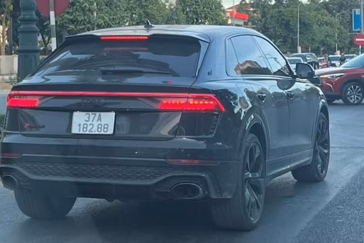 Một số trang bị tiện ích nổi bật có thể kể đến trên Audi RS Q8 gồm: dàn âm thanh cao cấp B&amp;O, màn hình HUD, cửa hít, cửa nóc toàn cảnh, hệ thống camera 360 độ, bảng đồng hồ có kích thước lên đến 12,3 inch... Vô-lăng 4 chấu, bọc da, có logo RS ở vị trí 6h, tích hợp lẫy chuyển số và các phím bấm chức năng.
