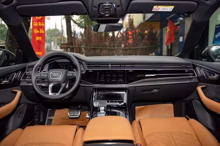 Chiếc Audi RS Q8 đầu tiên và độc nhất Việt Nam được hoàn thiện trong màu sơn đen bóng cao cấp, đi kèm gói tùy chọn đen bóng nên gần như mọi chi tiết khác cũng đều được phủ sơn đen, từ lưới tản nhiệt khung đơn (single frame) đặc trưng đến cản trước/sau hầm hố và ống xả kép hình bầu dục.