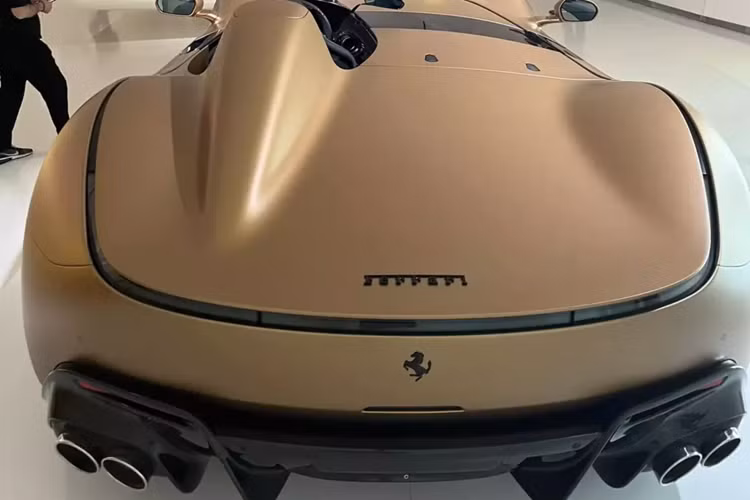 Động cơ mạnh mẽ này sẽ giúp siêu xe Ferrari Monza SP1 đầu tiên chỉ mất thời gian 2,9 giây để tăng tốc lên 100 km/h từ vị trí xuất phát, thêm 5 giây nữa để đạt tốc độ 200 km/h trước khi chạm ngưỡng tốc độ tối đa của xe vào khoảng 300 km/h.