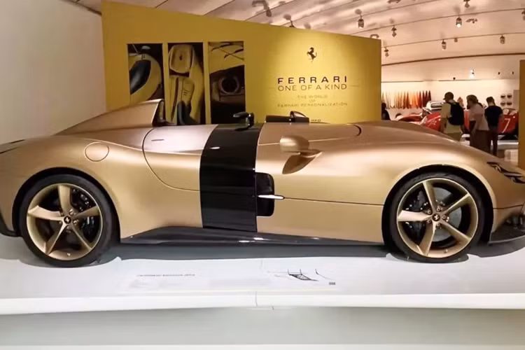 Tuy mang hình dáng cổ điển nhưng "xác xe" của chiếc Ferrari Monza SP1 và động cơ V12, dung tích 6,5 lít lại đến từ mẫu xe hiện đại Ferrari 812 Superfast. Khối động cơ này khi gắn trên Ferrari Monza SP1 tạo ra công suất tối đa 809 mã lực, tăng 10 mã lực và mô-men xoắn cực đại 719 Nm, tăng 1 Nm so với Ferrari 812 Superfast.