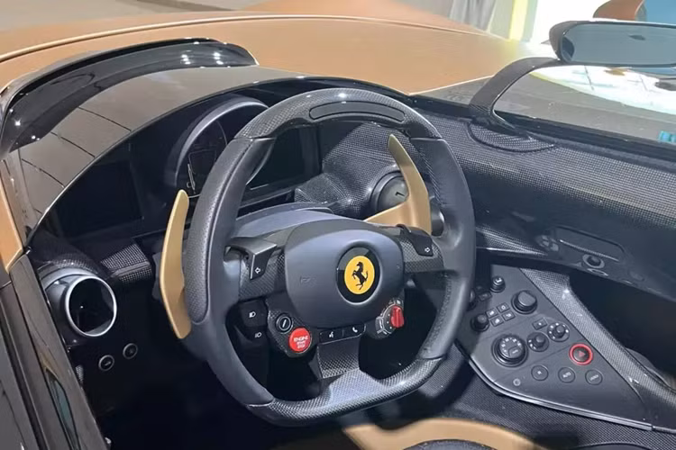 Mang tên gọi Ferrari Monza SP1 bản Edizione Finale,chiếc trong bài viết này chính là xe SP1 cuối cùng được xuất xưởng, và chủ nhân của nó không ai khác chính là ông John Elkann, chủ tịch của Ferrari. Trong 1 sự kiện mang tên "Ferrari One of a Kind", chiếc siêu xe này đã được mang ra trưng bày.