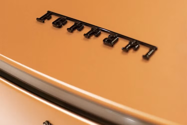 Cửa mở của Ferrari Monza SP1 sẽ đẩy về phía trước giống kiểu cửa cắt kéo, điều này giúp cho việc ra vào khoang lái của siêu xe Ferrari Monza SP1 dễ dàng hơn.