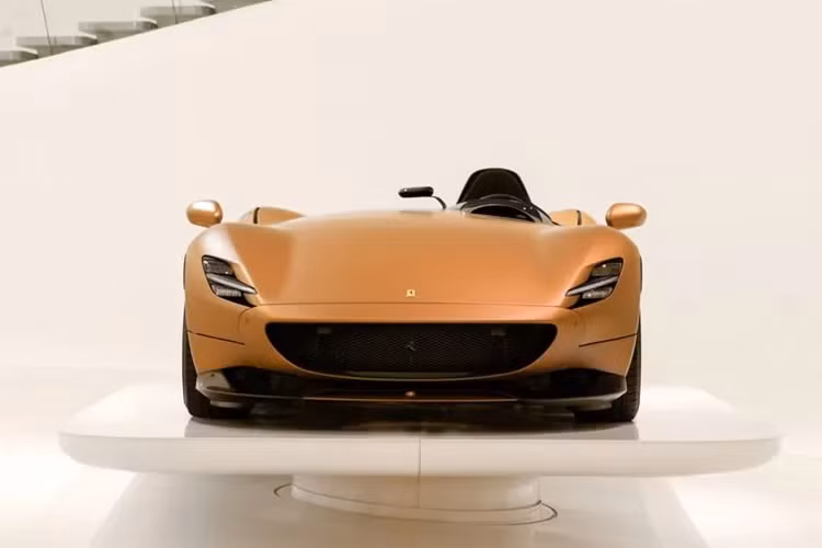 Giá xe Ferrari Monza lúc mới ra mắt thế giới là 1.6 triệu Euro, tương đương 1,82 triệu đô la hay 42,15 tỷ đồng, nhưng vài năm sau, các mẫu xe Ferrari Monza được rao bán lại với giá gấp 2 hoặc gấp 3 lần con số đã kể trên, đó là điều đặc biệt với các dòng xe giới hạn của Ferrari.