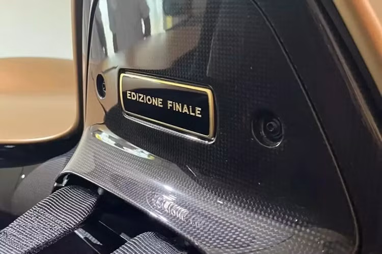 Và nhiều người tin rằng, Ferrari Monza SP1 "Edizione Finale" sẽ được chủ nhân cho dành thời gian dài nằm trong garage, hoặc viện bảo tàng của Ferrari. Ngoại thất chiếc xe này được sơn màu nâu đồng nhám, bộ mâm cũng được sơn cùng màu ngoại thất. Bản SP1 sẽ chỉ có 1 ghế ngồi dành cho người lái.