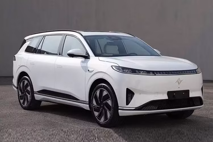 Dongfeng là một trong số các công ty Trung Quốc đang cố gắng hết sức để duy trì vị thế trên thị trường ôtô tỷ dân. Với doanh số bán hàng liên doanh đang giảm dần và ít sức hút với các thương hiệu riêng của mình, công ty cần phải làm điều gì đó nhanh chóng và Dongfeng eπ ra đời.