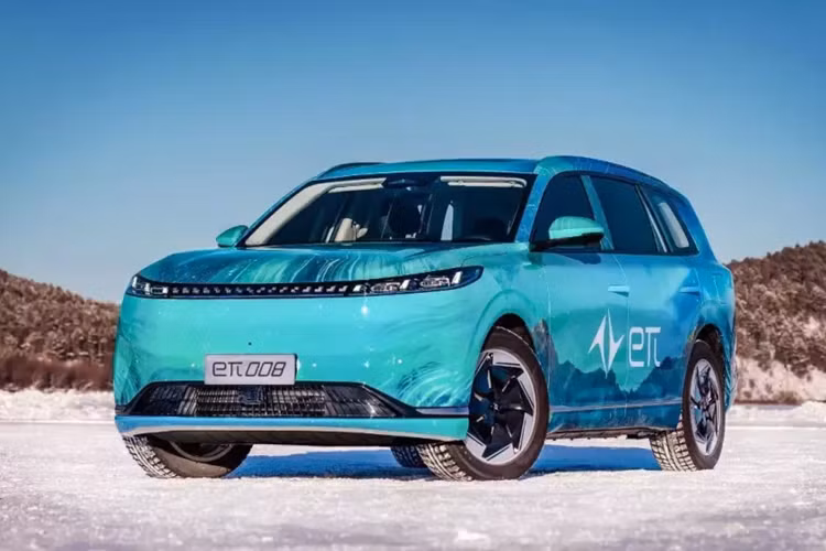 eπ là một thương hiệu NEV mới của Dongfeng Aeolus ra mắt vào tháng 4 năm ngoái tại Triển lãm ô tô Thượng Hải. Eπ 007, một chiếc sedan chạy điện, ra mắt vào ngày 14/3 và là chiếc xe đầu tiên được bán với tư cách là một thương hiệu cao cấp nhưng có lẽ được định vị dưới dòng Voyah của Dongfeng.