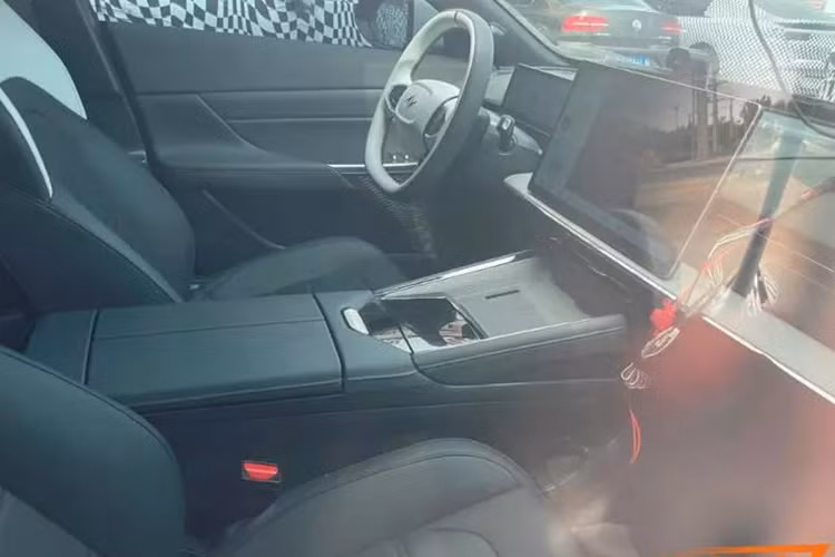 Đáng chú ý SUV điện Dongfeng eπ 008 mới có cụm đèn pha chạy dọc theo chiều rộng của xe ở phía trước và có dải đèn tương tự ở phía sau. Người mua có thể lựa chọn bánh xe 20 và 21 inch. Kích thước khôn ngoan, nó là một chiếc xe lớn hơn đáng kể và do đó sẽ trở thành lá cờ đầu mới của thương hiệu.