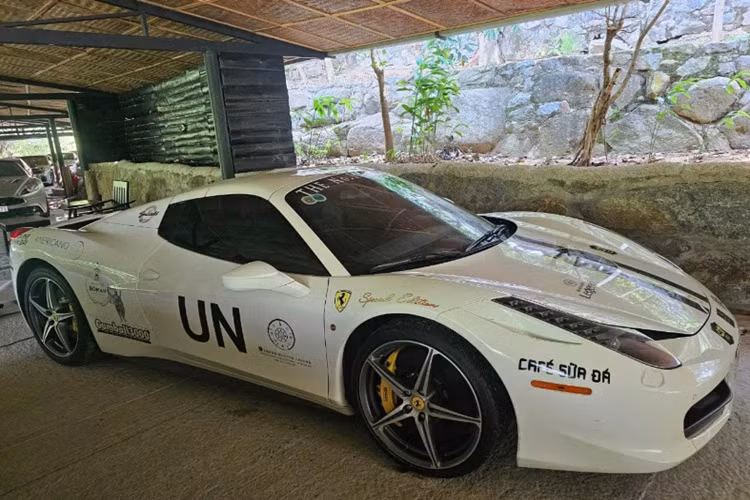 Nổi bật trong dàn xe Ferrari của Đặng Lê Nguyên Vũ là chiếc 458 Spider. Ban đầu, xe có ngoại thất màu đỏ tươi nhưng đã được "vua cà phê" đổi sang màu bạc, một trong bốn màu ưa thích của ông. Đây là một trong ba chiếc Ferrari 458 Spider hiếm hoi tại Việt Nam.