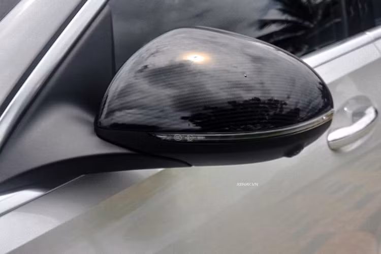 Về ngoại thất, mẫu xe sang Mercedes-AMG C63 S E Performance được trang bị gói nâng cấp thể thao AMG Carbon Package với cánh gió AMG ốp carbon, mâm hợp kim AMG 20 inch có thiết kế nan đa chấu sơn đen bóng, gương chiếu hậu ngoại thất ốp sợi carbon...