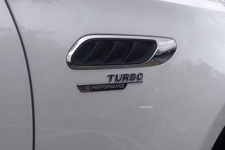 Mercedess-AMG C63 S E Performance là biến thể mạnh và đắt nhất của dòng sedan C-Class. Xe được trang bị hệ thống truyền động PHEV với động cơ tăng áp 4 xi-lanh 2.0, bổ trợ bởi mô tơ điện ở cầu sau lấy năng lượng từ bộ pin 6,1 kWh.