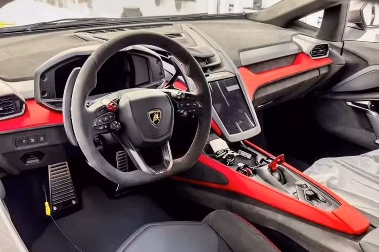 Trong bảng tùy chọn đồ chơi cho Lamborghini Revuelto có gói ngoại thất đen bóng trị giá gần 700 triệu đồng, ngoài ra, 1 số tùy chọn lặt vặt khác có giá từ vài chục triệu đến trăm triệu đồng, khiến cho tổng option trên xe Lamborghini Revuelto của đại gia Jacky là 5,3 tỷ đồng.