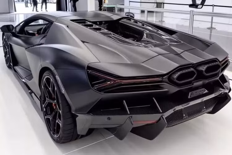 Trong tổng 55 tỷ đồng này, giá xe Lamborghini Revuelto của đại gia Jacky chỉ hơn 40 tỷ đồng, tùy chọn của xe là 5,3 tỷ đồng, và sau cùng, thuế VAT là 4,5 tỷ đồng, tiền còn lại là chi phí lăn bánh của chiếc siêu xe hybrid bản thương mại đầu tiên của Lamborghini.