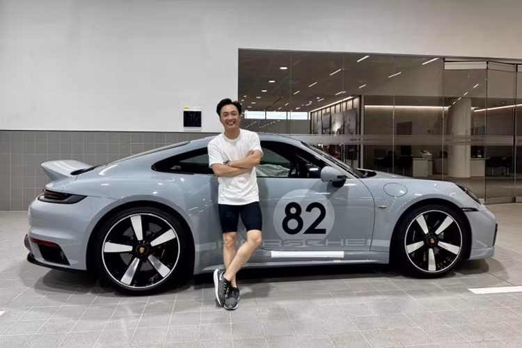 Porsche 911 Sport Classic sở hữu khối động cơ 6 xy-lanh, dung tích 3.8 lít, tăng áp kép sản sinh công suất tối đa 542 mã lực. Xe thể thao giới hạn Porsche 911 Sport Classic mới được Cường Đô la lái đi thăm rẫy sở hữu khối động cơ 6 xy-lanh, dung tích 3.8 lít, tăng áp kép sản sinh công suất tối đa 542 mã lực và mô-men xoắn cực đại 600 Nm. Động cơ sẽ đi kèm hộp số sàn 7 cấp và hệ dẫn động cầu sau, nhờ đó, chiếc xe thể thao giới hạn này có thể tăng tốc từ vị trí xuất phát lên 100 km/h chỉ trong thời gian 4,1 giây trước khi đạt tốc độ tối đa 315 km/h.