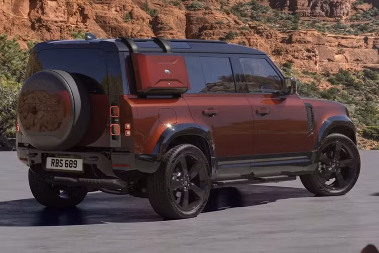Đáng chú ý, Land Rover Defender 2025 mới cũng được trang bị động cơ hybrid mới, chuyển từ loại 4 xi-lanh xuống 3 xi-lanh 1.5L, tương tự như trên các mẫu Evoque và Discovery Sport PHEV, sản sinh tổng công suất lên tới 309 mã lực.