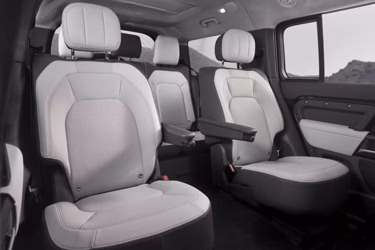 Với gói trang bị này, nội thất của xe sẽ được bọc da Windsor và Kvadrat kết hợp với Ultrafabrics, tấm ốp trần bằng da lộn và các điểm nhấn nội thất tối màu hơn, mang đến cảm giác sang trọng hơn cho khoang cabin của xe.