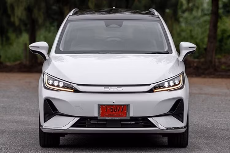 2 phiên bản của MPV điện BYD M6 đều được trang bị một động cơ điện phía trước duy nhất. Bản Dynamic mạnh 163 mã lực, mô-men xoắn 310 Nm. Đối với bản Extended, M6 sẽ có động cơ tương tự như Atto 3, tạo ra công suất 204 mã lực, tăng tốc từ 0 lên 100 km/h trong 8,6 giây.
