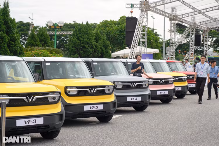 Còn nếu đòi hỏi một chiếc ô tô mà thường xuyên phải đi cả trăm km mỗi ngày, cung đường di chuyển phức tạp, chủ yếu đi lại trên cao tốc... có lẽ VinFast VF3 sẽ không phù hợp với nhu cầu này.