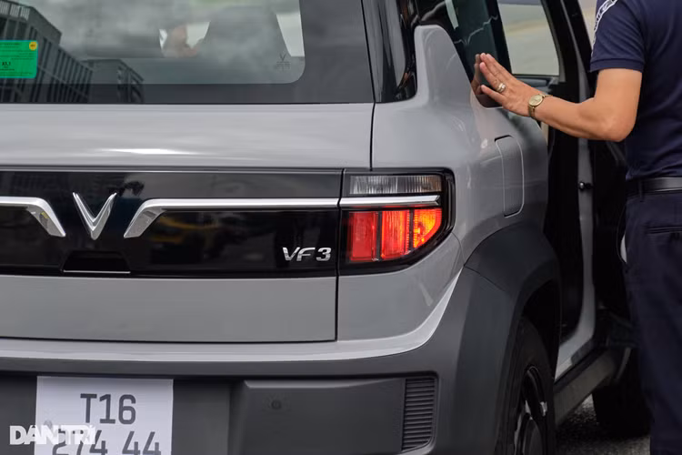 Khu vực cốp sau của VF3 tương đối hạn chế do chỉ là một mẫu xe điện cỡ nhỏ. Nếu cần gia tăng không gian để đồ, người dùng cần đẩy hàng ghế trước lên, sau đó gập hàng ghế thứ hai xuống và đương nhiên lúc này chỉ có thể ngồi ở hàng ghế đầu tiên.
