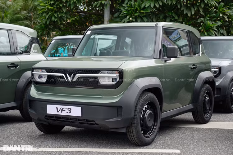 Thời gian đi từ thử nghiệm đến bản thương mại có phần gấp rút nhưng VinFast VF3 lại gây bất ngờ về chất lượng, theo đánh giá của nhiều người có mặt tại lễ giao xe. Trải nghiệm thực tế cho thấy phần vỏ được lắp ráp chỉn chu, các chi tiết có độ khít và khoảng hở không nhiều, cho thấy hãng xe Việt đã tiếp tục cải thiện được năng lực sản xuất.