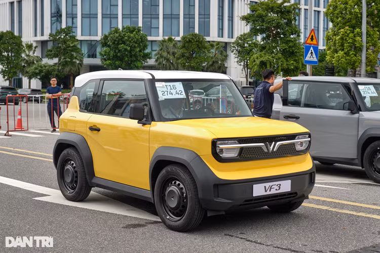 Với giá bán 240 triệu đồng (thuê pin) và 322 triệu đồng (kèm pin), VinFast VF3 chạy điện là cái tên "hot" bậc nhất thị trường ôtô Việt Nam thời gian gần đây. Kể từ khi mở cổng đặt hàng từ đầu tháng 5, hãng xe Việt chỉ mất 3 tháng để hoàn thiện và bắt đầu bàn giao tới những khách hàng đầu tiên vào hôm nay, ngày 1/8.
