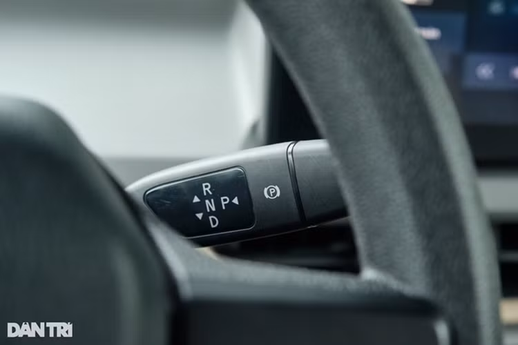 Khung gầm của VF3 gây bất ngờ khi khá vững chắc. Ở những góc cua, xe vẫn có độ lắc nhất định do trục cơ sở ngắn và lốp nhỏ, nhưng nhanh chóng lấy lại ổn định.