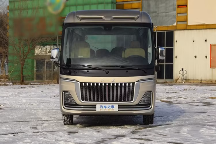 Nhà sản xuất ôtô Trung Quốc Hongqi (Hồng Kỳ) đã ra mắt thị trường mẫu xe buýt hạng sang mang tên Hồng Kỳ Gouyue 2024 mới. Theo Carscoop, đây có thể là một trong những mẫu xe giới hạn chỉ được hãng sản xuất cho các cơ quản chính phủ và khách sạn hạng sang khi có đơn đặt hàng.