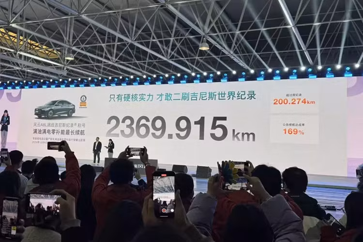 Một phiên bản PHEV được ra mắt với tên gọi Chery Fulwin A8 vào đầu năm 2024. Sau đó, vào tháng 4, Voyage Edition, trước đây được gọi là A8 Pro, đã ra mắt. Chiếc xe đã cố gắng đạt được phạm vi hoạt động 2000 km nhưng trong một cuộc thử nghiệm, đã không đạt được như mong đợi. Với A8L, có vẻ như Chery cuối cùng đã đạt được điều họ mong muốn.