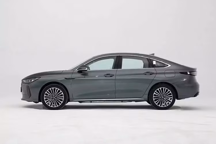 Mức giá xe Chery Fulwin A8L 2025 cho 5 phiên bản từ 109.900 nhân dân tệ (15.100 đô la) đến 149.900 nhân dân tệ (20.600 đô la), tương đương 359 triệu đến 490 triệu đồng. Trên thực tế, đây là mẫu xe Chery Fulwin A8 thứ ba được ra mắt trong năm nay. Chiếc xe có nguồn gốc từ Chery Arrizo 8 được bán vào năm 2022 với tư cách là một chiếc ICE.