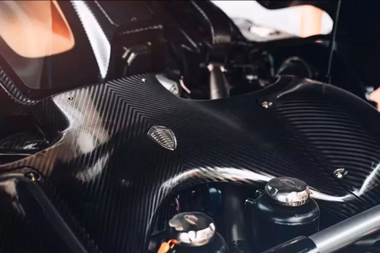 Tuy nhiên, mới đây, đại gia này đã chia sẻ hình ảnh gặp mặt chiếc xe Koenigsegg Regera tại đất nước bạn. Như vậy, sau 1 tuần làm các thủ tục thông quan, cuối cùng, bom tấn Koenigsegg Regera của Hoàng Kim Khánh đã có mặt tại Campuchia.