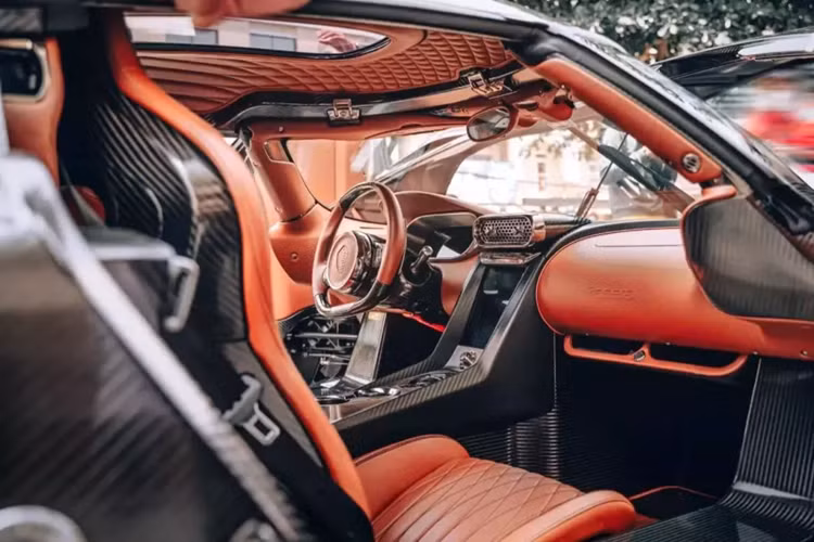 Giờ đây, chỉ còn chờ làm các thủ tục để mang chiếc xe Koenigsegg Regera này vào lãnh thổ của Việt Nam qua cửa khẩu Mộc Bài hoặc ở tỉnh Bình Phước, trước khi lăn bánh tại thành phố biển xinh đẹp Nha Trang, của tỉnh Khánh Hóa.
