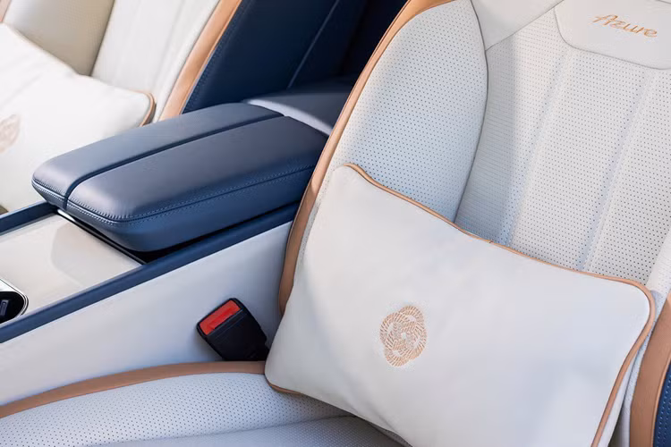 Bentayga EWB Azure Riviera Collection thiết lập tiêu chuẩn mới về sự thoải mái với hệ thống ghế Airline Seat. Ghế ngồi có tới 22 cách điều chỉnh khác nhau, 177 mức thay đổi áp suất khác nhau của tính năng massage và được trang bị công nghệ cảm biến nhiệt độ, mang đến trải nghiệm thư giãn tuyệt vời cho những ai có may mắn được tận hưởng chiếc xe.