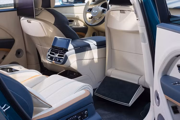 4 tựa đầu đều được thêu nút thắt đặc trưng của bộ sưu tập Riviera và chữ “Azure” được khâu vào lưng ghế với màu gợi nhớ đến mùa thu.