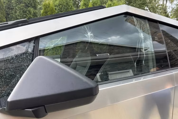 Cụ thể, chủ xe bán tải điện Tesla Cybertruck đã chia sẻ một tình huống dở khóc dở cười của mình sau chưa đầy 24h nhận xe. Theo đó, khi người này đang cùng vợ trò chuyện, vợ anh vô tình vung tay, chiếc nhẫn trên tay cô đã không may làm nứt kính chắn gió của chiếc Cybertruck.