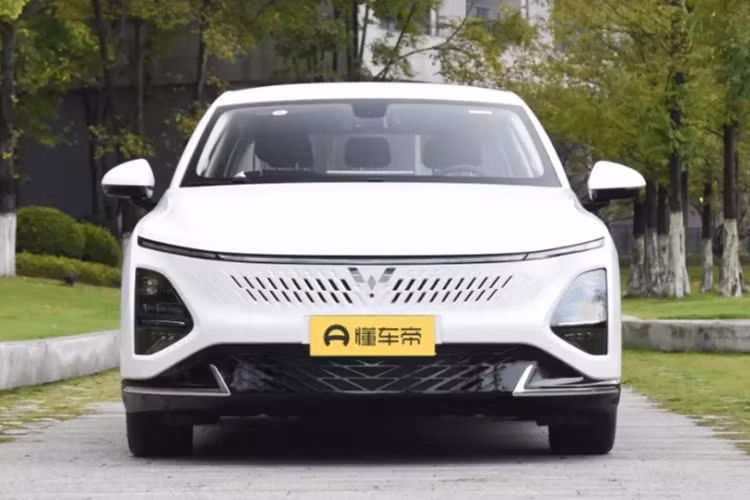 Xe hiện cung cấp 2 mẫu cho người tiêu dùng lựa chọn, mức giá xe Wuling Starlight 2024 dao động từ 88.800 nhân dân tệ đến 105.800 nhân dân tệ (12.400 – 14.800 USD hay 288 triệu đồng đến 347 triệu đồng). Phiên bản thuần điện dự kiến sẽ ra mắt thị trường vào nửa đầu năm 2024.